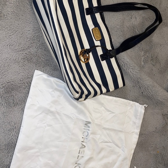Beautiful lightly used Michael Kors bag purchased from Macy’s - Picture 1 of 9